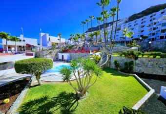 Holidays in Paradise has Balcony rooms