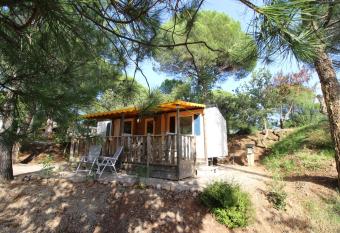 Harbers zonvakanties chalets met airco camping Le   Suves Roquebrune sur Argens allows 18 year olds to book a room