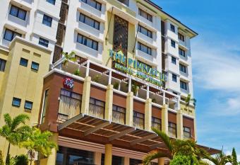 The Pinnacle Hotel and Suites has Balcony rooms