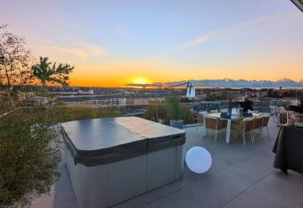 Mon Rooftop has rooms with a private hot tub