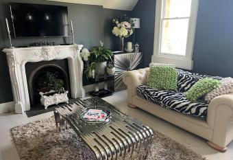 Beautiful 2 Bed Apartment in Bath - free onsite parking allows 18 year olds to book a room