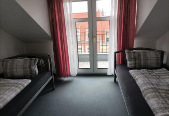 Pension f  r Monteure in Dresden, Zimmer mit eigenem Bad und gro  er Gemeinschaftsk  che allows 18 year olds to book a room