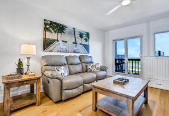 Pinnacle Port Penthouse 10 has Balcony rooms