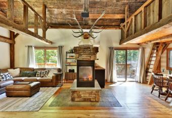 The Wobbly Cabin by Killington Vacation Rentals has Balcony rooms