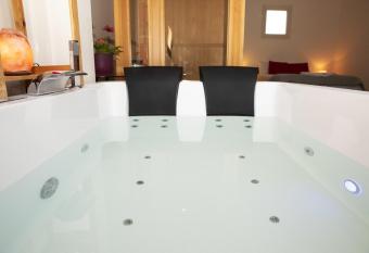 D  pendance Ragaraja con sauna e idromassaggio allows 18 year olds to book a room