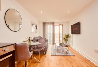 Modern Deluxe City Centre Apt & Free Secure Parking! allows 18 year olds to book a room