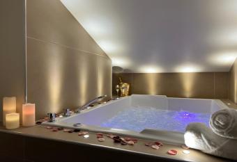 Cocon Blanc c  lin avec Jacuzzi privatif - LoveRoom Insolite has rooms with a private hot tub