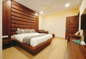 Hotel Diamond Creek ,Near Railway Station has Smoking rooms