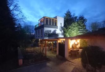 Dom Winiarza has rooms with a private hot tub