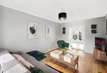 Ideal 3 bed House in Wolverhampton - Parking allows 18 year olds to book a room