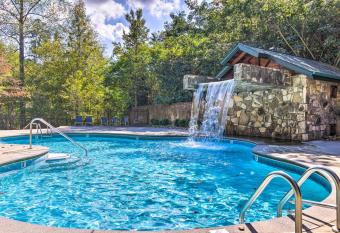 Dog Friendly, Romantic Mtn Getaway Hot Tub Pool has Balcony rooms