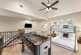 Luxe Canyon Lake Retreat less then 2 Mi to the Water! has rooms with a private hot tub