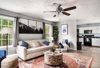 Modern Cottage Hot Tub River Access Fire Pit has rooms with a private hot tub