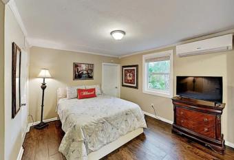 Royal Suite, Quiet Private Beauty near Vinoy, DT, Beaches allows 18 year olds to book a room