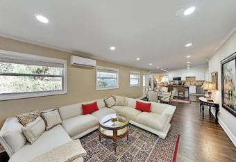 Palace, Whole House, Spacious and Peaceful near Vinoy, DTSP, Beach has Balcony rooms