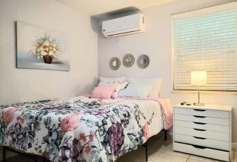 Garden, Cozy, Quiet Farm House Suite Near Vinoy, DTSP has Balcony rooms