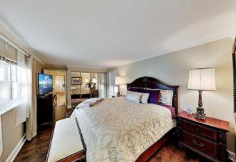 Master Chamber, King Bed and Jetted Tub near Vinoy, DT, Beach allows 18 year olds to book a room