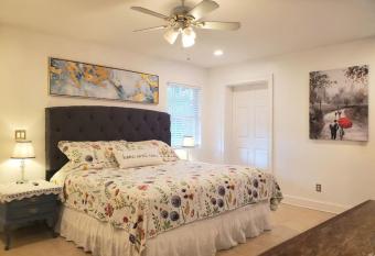 King Suite, King Bed, Quiet Area, 10 min to St Pete Beach allows 18 year olds to book a room