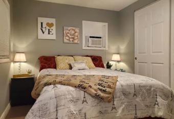 Blue Cottage, Cozy Cottage Near Vinoy, Downtown, Beaches has Balcony rooms