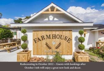 NEW Remodeled Farmhouse Pet Friendly with VIEWS has Balcony rooms