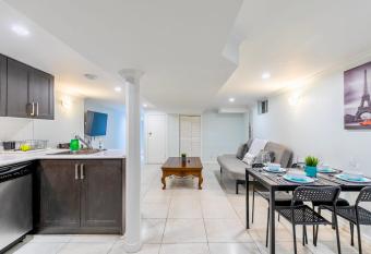 2BR Apt w Netflix - Near Trinity Bellwoods Park allows 18 year olds to book a room