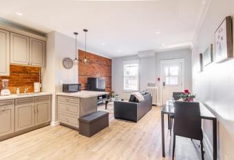 Upscale 1BR Apartment w Netflix - Prime Location allows 18 year olds to book a room