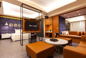 Six Star Motel-Zhongli has rooms with a private hot tub