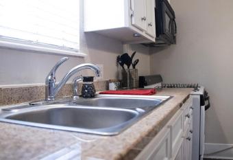    Honeycrisp    Houston Apartment 1BR King allows 18 year olds to book a room