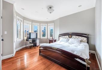 Cheerful 3-bedroom home in Vancouver allows 18 year olds to book a room