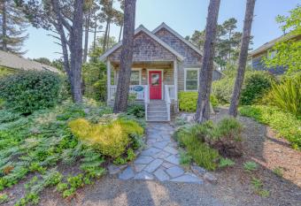 Victoria's and Bent Beach Cottage's Combo has Balcony rooms