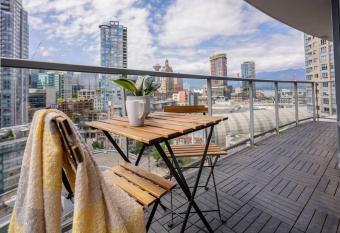 Downtown King Suite-Surround Views-Pool/Gym/Parkng has rooms with a private hot tub