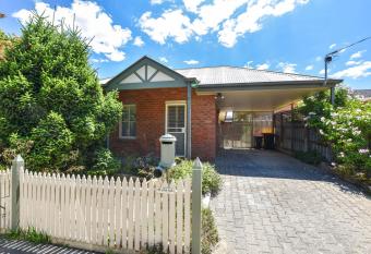 Karinya Cottage has Balcony rooms