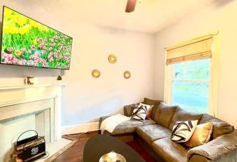 New 3 Bedrooms townhouse 8min to EdgeWater Park allows 18 year olds to book a room