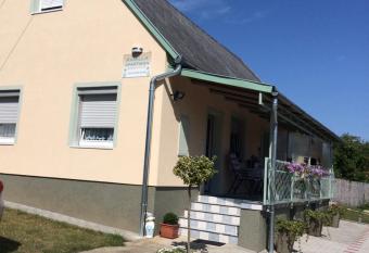 Kamilla Apartman has Balcony rooms