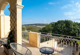 The Carob Tree has Balcony rooms