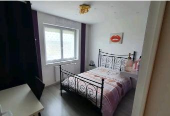 Chambre privee allows 18 year olds to book a room