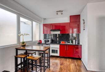 Charmant et confortable proche du quartier d affaire allows 18 year olds to book a room