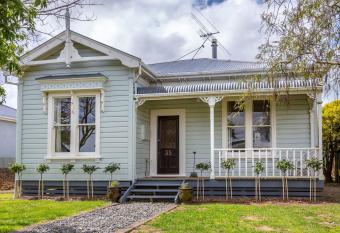 Villa Florence allows 18 year olds to book a room