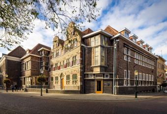 Stadsherberg Ald Weisho  s allows 18 year olds to book a room