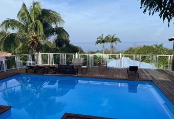Maison de 2 chambres a Pointe Noire a 150 m de la plage avec vue sur la mer piscine partagee et jardin clos has Balcony rooms