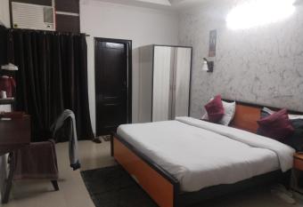 Happy Place inn has Smoking/Balcony rooms