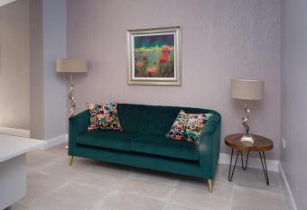 The Muse - Luxury 5 Bedroom House has Balcony rooms