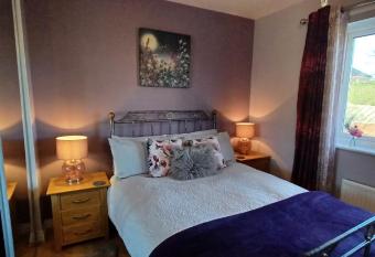 Cosy house with double bedroom allows 18 year olds to book a room