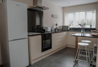 Lovely new 1 bedroom loft apartment with private parking allows 18 year olds to book a room