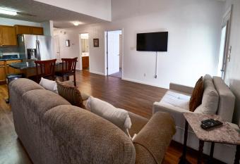 Adorable Comfy 2 Bedroom Townhouse In A Perfect Location allows 18 year olds to book a room