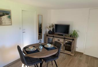 La Fr  gate allows 18 year olds to book a room