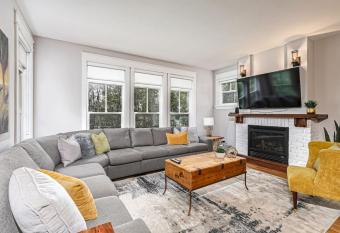 Luxurious Rivergrass Blue Mountain Retreat has Balcony rooms