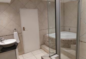 Paulshof Sandton Apartments - Kingsway B&B Kingsways Street has Balcony rooms