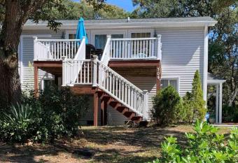 1.5 blocks to beach: Tipsy Turtle-Central location. has Balcony rooms