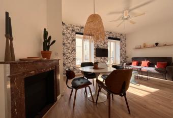 Un petit air de voyage Coeur de ville allows 18 year olds to book a room